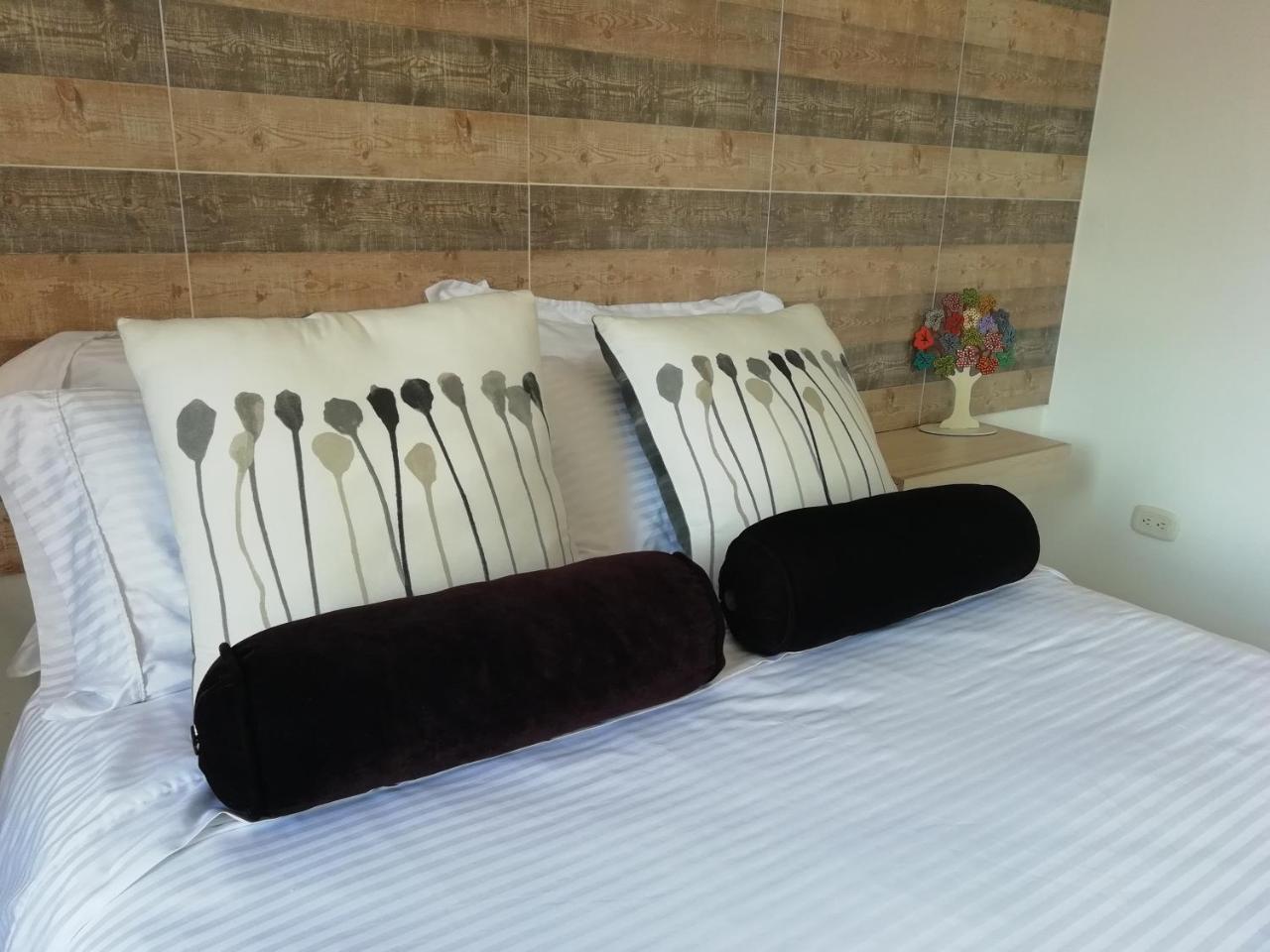 Apartasuite Laureles Cmc Medellin Bagian luar foto